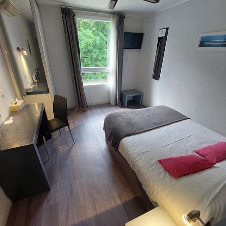 Logis Hotels - Le Pont Bernet - Hotel 2 Etoiles Et Restaurant Le Pian-Médoc Zewnętrze zdjęcie