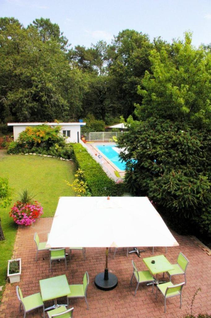 Logis Hotels - Le Pont Bernet - Hotel 2 Etoiles Et Restaurant Le Pian-Médoc Zewnętrze zdjęcie