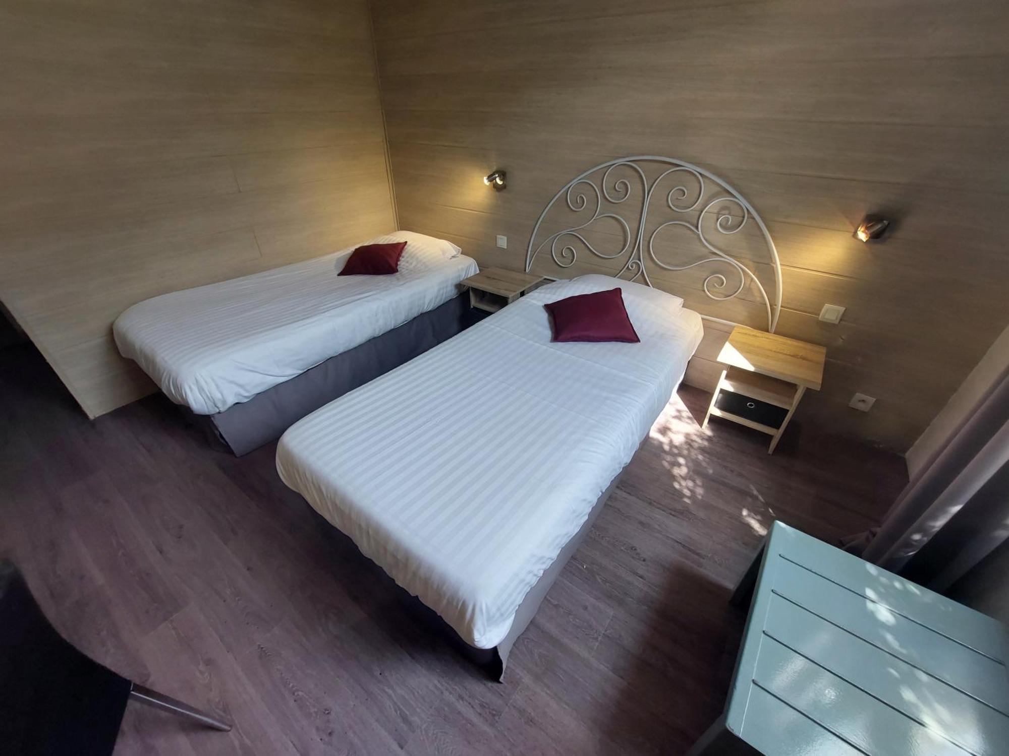 Logis Hotels - Le Pont Bernet - Hotel 2 Etoiles Et Restaurant Le Pian-Médoc Zewnętrze zdjęcie