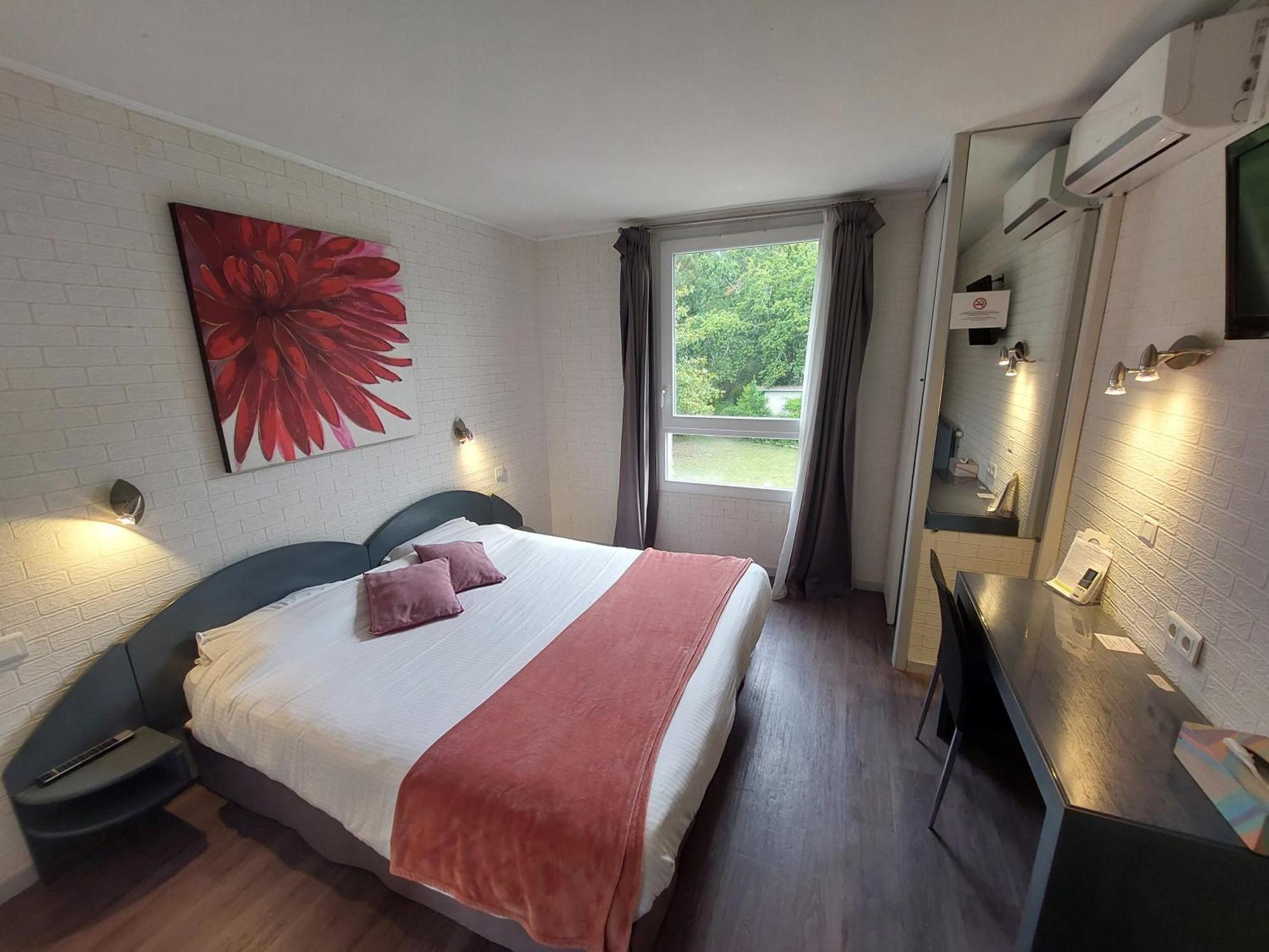Logis Hotels - Le Pont Bernet - Hotel 2 Etoiles Et Restaurant Le Pian-Médoc Zewnętrze zdjęcie