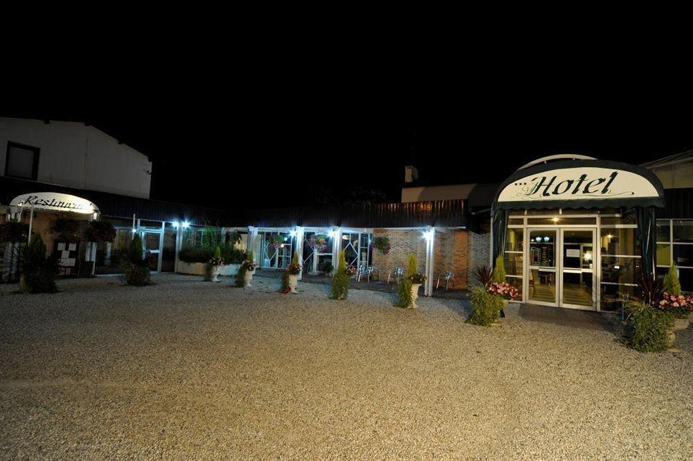 Logis Hotels - Le Pont Bernet - Hotel 2 Etoiles Et Restaurant Le Pian-Médoc Zewnętrze zdjęcie